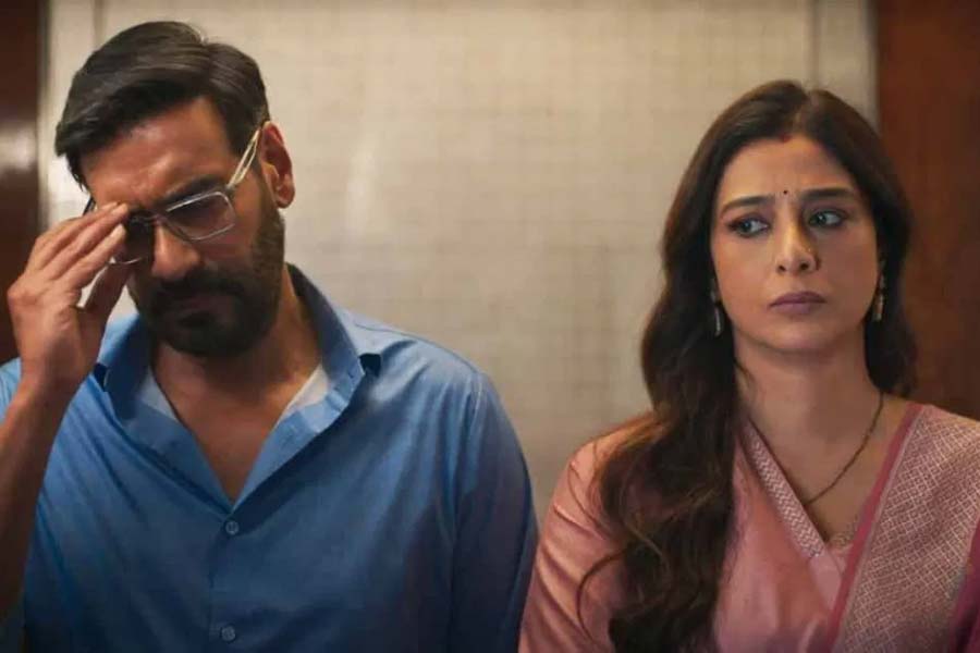 ‘অরোঁ মে কহাঁ দম থা’ ছবির একটি দৃশ্যে অজয় দেবগণ ও তব্বু।