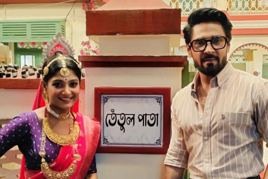 প্রায় সাত মাসের বিরতি। টেলিভিশনের পর্দায় ফিরছেন গৌরব চট্টোপাধ্যায়। সিরিয়ালের নাম ‘তেঁতুলপাতা’। এ বার আর কলকাতায় নয়, সোজা শিমুলপুরার রায়চৌধুরী বাড়িতেই দেখা যাবে তাঁকে। কথায় আছে, ‘যদি হও সুজন, তেঁতুলপাতায় ন'জন’। এখানে 'তেঁতুলপাতা' অবশ্য বাড়ির নাম। নতুন সিরিয়ালের প্রথম দিনের শুটিংয়ে হাজির আনন্দবাজার অনলাইন।