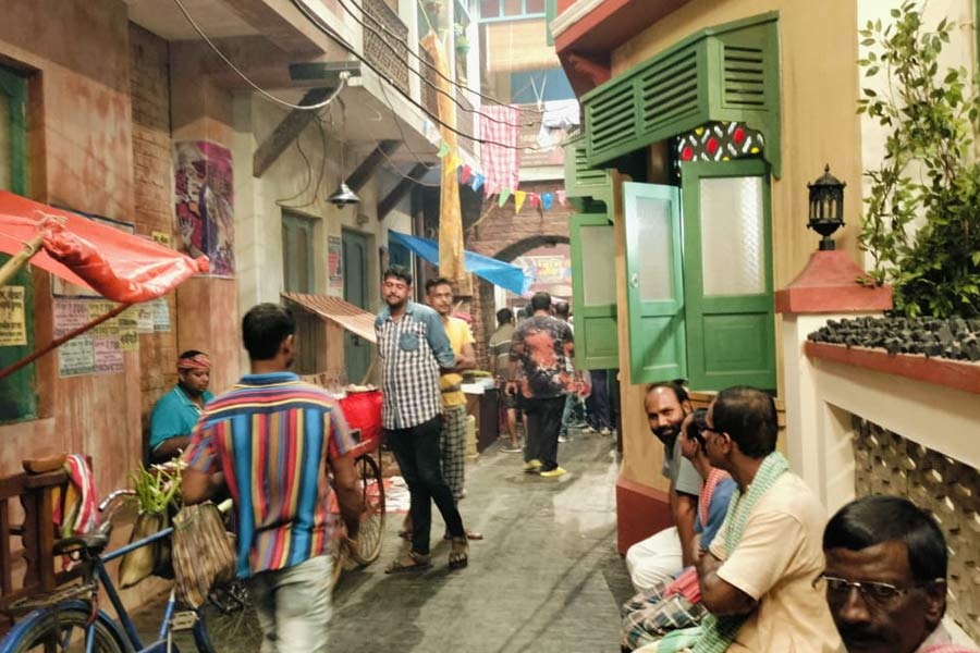 ভারতলক্ষ্মী স্টুডিয়োর একেবারে শেষের ফ্লোরে যেন আস্ত একটা নতুন জনপদ। তারই নাম ‘শিমুলপুরা’। সেই পাড়ায় ঢুকতেই এক বনেদি বাড়ি। গেট পেরোলে তুলসীমঞ্চ। দালান। রোদে শুকোচ্ছে বড়ি, লাল লঙ্কা, আচার। রয়েছে আরামকেদারা। শুটিংয়ের প্রথম দিনে সেই বাড়ির চারপাশ ঘুরে ঘুরে দেখলেন গৌরব।