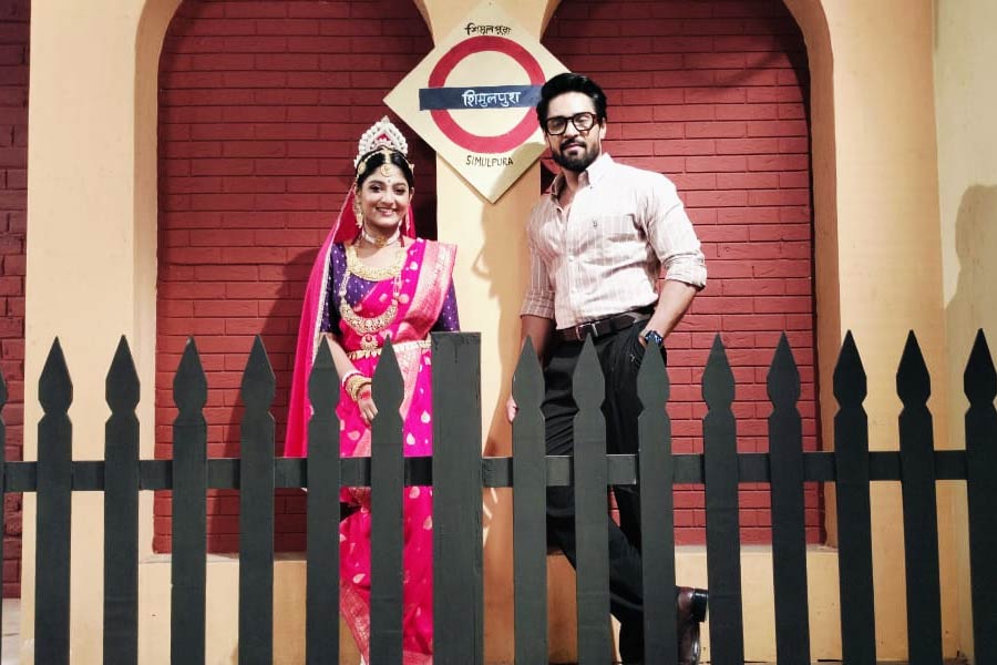 রাস্তার পাশেই এই ‘তেঁতুলপাতা’ বাড়ি। পাশে রয়েছে আস্ত পাড়া। ক্লাবঘর থেকে ইস্ত্রির দোকান, সেখানে রীতিমতো উনুন জ্বেলে গরম করা হচ্ছে ইস্ত্রি। পাশেই ময়রার দোকান। পাড়ার গুমটি। পাশে আবার তৈরি হচ্ছে গরম গরম লিট্টি-চোখা। পিছনে শিমুলপুরা স্টেশন।