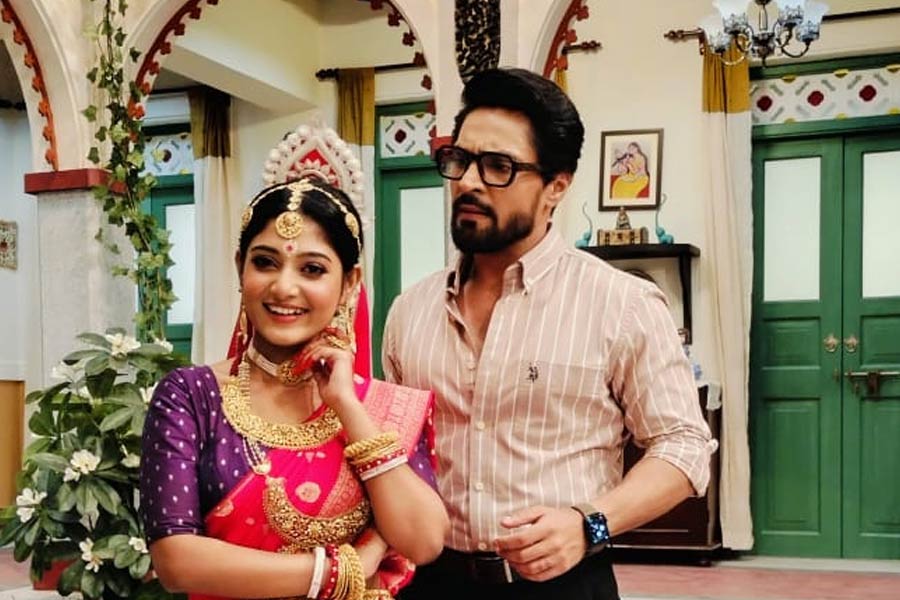 প্রথম দিন সেটে পা দিয়ে নস্ট্যালজিক হয়ে পড়েন গৌরব। বার বার বলেন, ‘‘এই সেটে পা দিয়ে গায়ে কাঁটা দিচ্ছে।’’ কারণ, এই সেটেই টেলিভিশনে তাঁর প্রথম কাজ ‘দুর্গা’ শুট করেছিলেন বহু বছর আগে। এত বছর পর ফের সেই সেটে ফেরা। বার বার আবেগতাড়িত হয়ে পড়েন অভিনেতা। বাড়ির চারপাশ কখনও ঘুরে দেখছেন, কখনও নকল সিঁড়ি বেয়েই উঠে পড়ছেন ‘তেঁতুলপাতা’ বাড়ির ছাদে।