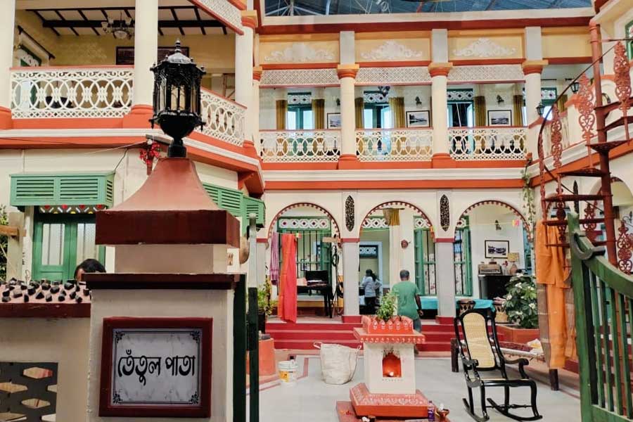 গৌরবের কথায়, ‘‘ভারতলক্ষ্মী স্টুডিয়োর সঙ্গে অনেক পুরানো স্মৃতি জড়িয়ে রয়েছে আমাদের বাড়ির। এই স্টুডিয়োতেই ‘লাস্ট লিয়র’-এর শুটিংয়ের সময় এসে অমিতাভ বচ্চন ছিলেন। এই সিরিয়ালে আমাকে আর একটা আলাদা ঘর দেওয়া হয়েছে। যদিও এখনও পর্যন্ত আমি আমার সহশিল্পীদের সঙ্গে ঘর ভাগ করে নিতাম। এখানে আলাদা ঘর দেওয়ায় খনিক অবাক হলাম, আবার ভালও লাগছে।’’