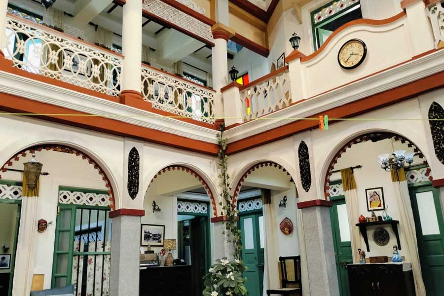 যদিও এই সময় সিরিয়ালের বিষয়টাই খানিক অনিশ্চিত হয়ে পড়েছে। টিআরপি ওঠাপড়ার উপর নাকি নির্ভর করছে সিরিয়ালের গল্পের মোড় বদল থেকে তার আয়ু পর্যন্ত।  সিরিয়ালের টিআরপি নিয়ে ভাবিত গৌরবও। অভিনেতা নিজে অবশ্য যে ক’টি ধারাবাহিক করেছেন, তার সবগুলিই দীর্ঘ দিন ধরে চলেছে। সে ‘গাঁটছড়া’ হোক, কিংবা ‘রাণী রাসমণি’। তবে গৌরব বর্তমানে টেলিভিশনের অবস্থা নিয়ে বলেন,‘‘ আমি চিন্তা করে দেখেছি, একটা বিশেষ অবস্থার মধ্যে দিয়ে যাচ্ছি। আসলে মানুষের মনোযোগ এতটাই কমছে যে, বিনোদনের মাধ্যমগুলো বদলে যাচ্ছে। এখন মানুষ সিরিয়াল তাঁদের সময় মতো ওটিটিতে দেখে নিচ্ছেন। যার ফলে টিআরপি একটু মার খাচ্ছে। তবে, এই পরিস্থিতিও ঠিক হয়ে যাবে।’’