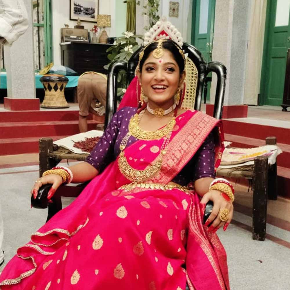 সিরিয়ালের শুটিং শুরু হয়েছে প্রায় মাস দেড়েক আগে। তবে শুটিংয়ের প্রথন দিনে কনের সাজে সেটে হাজির অভিনেত্রী ঋতব্রতা দে। কখনও বাড়ির অন্দরমহল ঘুরে দেখছেন, কখনও আবার আরামকেদারায় জিরিয়ে নিচ্ছেন।