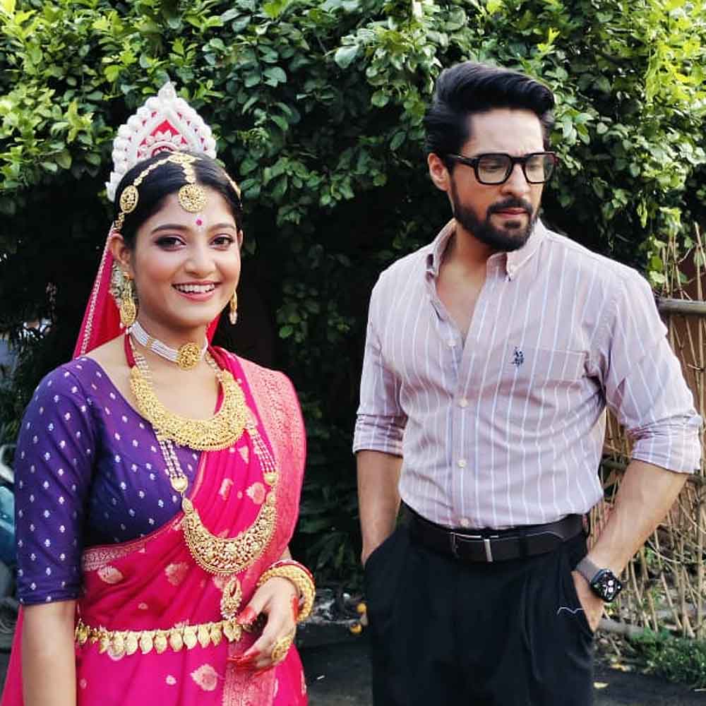 গত দেড় মাস ধরে প্রায় একই বেনারসি শাড়ি, কনের গয়না আর মেকআপ নিয়ে শুট করছেন। তবে বিরক্তি নেই ঋতব্রতার। বরং আানন্দই হচ্ছে তাঁর।  অভিনেত্রীর কথায়, ‘‘ আসলে, সিনে চলে গেলে এই গরমে অন্য কিছু মাথায় থাকছে না। ঝিল্লির সঙ্গে (চরিত্রের নাম) যেন একাত্ম হয়ে যাচ্ছি।’’ এর আগে ঋতব্রতাকে ‘অষ্টমী’ ধারাবাহিকে দেখা গিয়েছে। তবে ‘তেঁতুলপাতা’ নিয়ে আশাবাদী তিনি।