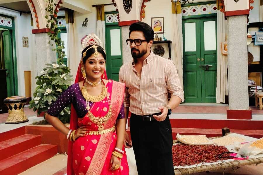 এই ধারাবাহিকের সেটেই এক 'শুভ ইঙ্গিত' রয়েছে। পুজো দিয়ে তুলসী মঞ্চে প্রদীপ জ্বেলে যে কাজ শুরু হয়েছে, তার ফল ভাল হবে বলেই আশাবাদী পরিচালক শমীক বসু। আগামী ১২ অগস্ট থেকে স্টার জলসায় শুরু হবে এই ধারাবাহিক।