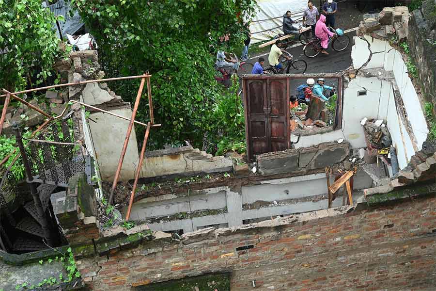 বিপর্যয়: বৃহস্পতিবার রাতে এই বাড়ি ভেঙে পড়েই মৃত্যু হয়েছে এক কিশোরের। বাগুইআটি নজরুল পার্ক এলাকায়।