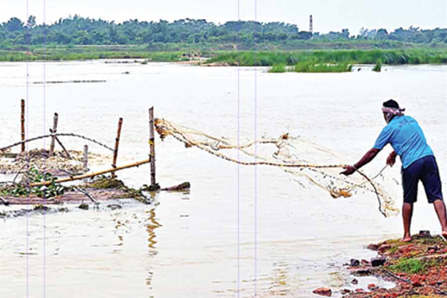 শুক্রবার সকালে ডুবেছে পারাপারের অস্থায়ী সাঁকো।