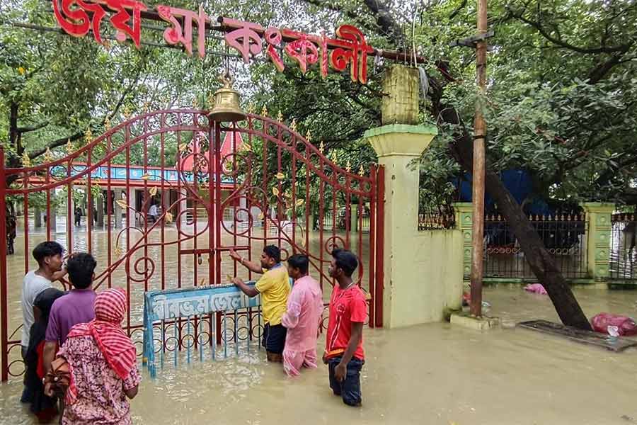 শান্তিনিকেতনে কোপাই নদী ফুলেফেঁপে উঠেছে একটানা বৃষ্টিতে। কোপাইয়ের জল ঢুকেছে কঙ্কালীতলা মন্দিরেও। বন্ধ করা হয়েছে মন্দিরের প্রবেশদ্বার।