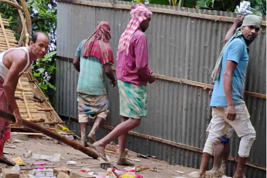 গঙ্গা ভাঙনের আতঙ্কে শুক্রবার সকালে বাড়িঘর ভেঙে নেওয়ার কাজ চলছে মালদহের কালিয়াচক ৩ ব্লকের গোলাপ মণ্ডলপাড়ায়।