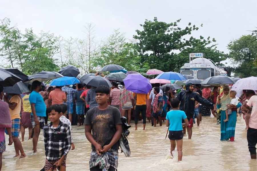 ভাতারের মুরাতিপুরে অবরোধ।