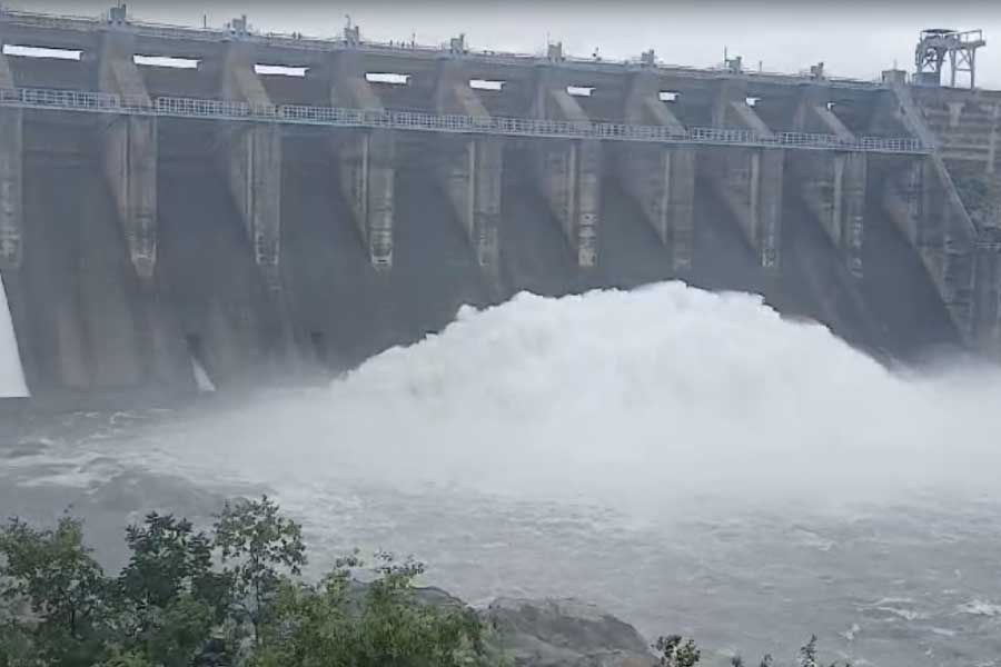 দুর্গাপুর ব্যারাজ থেকে জল ছাড়া হচ্ছে।