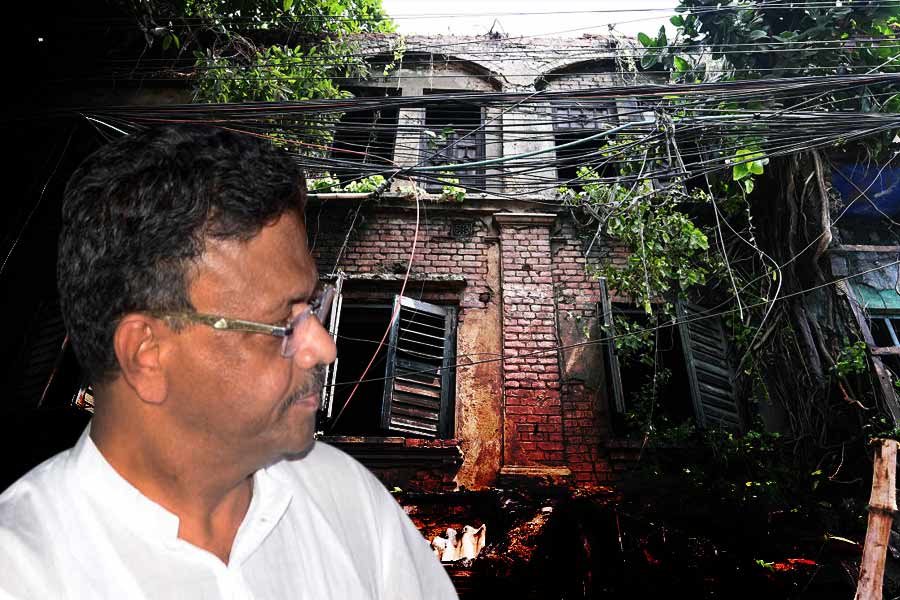 KMC Mayor Firhad Hakim is worried about Kolkata\\\\\\\\\\\\\\\'s dilapidated houses