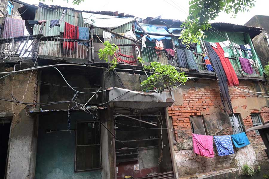 ঝুঁকি: জীর্ণ বাড়িতেই বসবাস একাধিক পরিবারের। শনিবার, উত্তর কলকাতার মণ্ডল স্ট্রিটে।