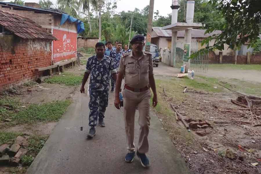 গোলমালের পরে বামনডাঙায় পুলিশের টহল।