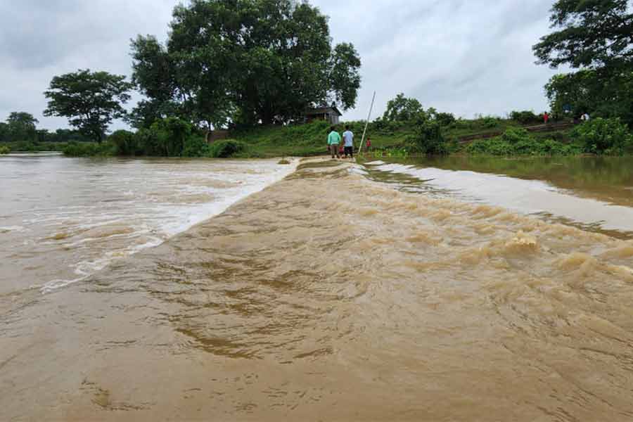 দ্বারকেশ্বর নদের ঘাট যাতায়াতের  ঢালাই রাস্তা টপকে জল যাচ্ছে। গোঘাটের বালি পঞ্চায়েতের জগৎপুর এলাকায়।