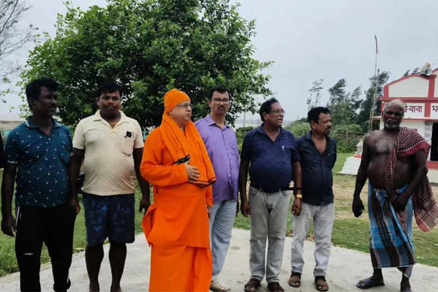 জমি ঘুরে দেখছেন রামকৃষ্ণ মিশনের প্রতিনিধি।