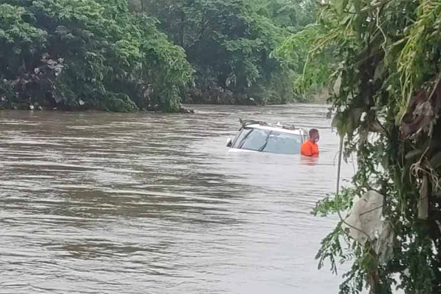 উদ্ধার করা হচ্ছে আসানসোলে ভেসে যাওয়া গাড়ি।