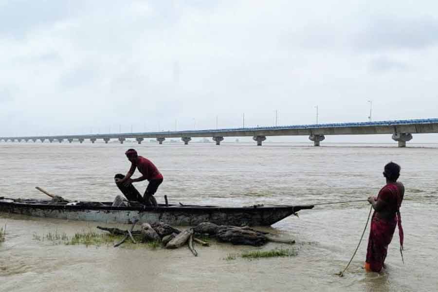 মেখলিগঞ্জের কাছে তিস্তা নদীতে বেড়েছে জল।