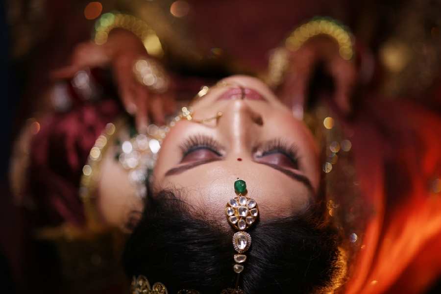 How to choose between wearing a Tikka or a Matha Patti on wedding day