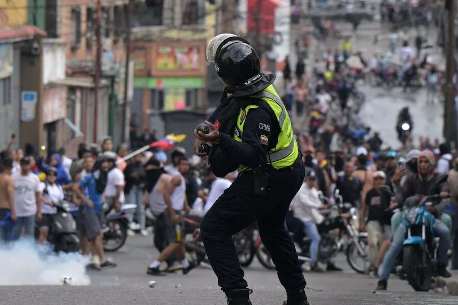 All need to know about recent political crisis of Venezuela 