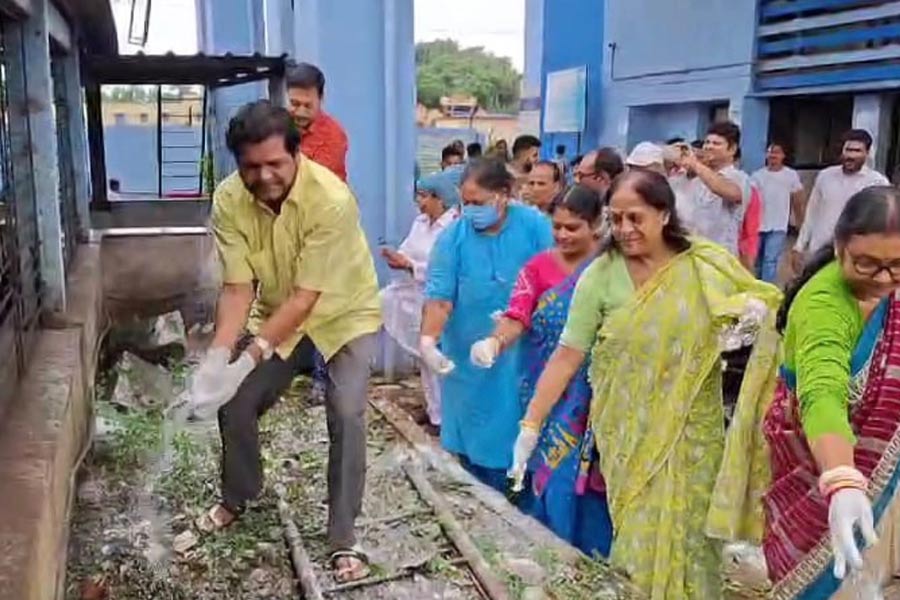 হাসপাতাল চত্বর পরিষ্কার করছেন বিধায়ক।