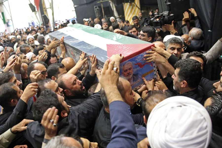 পেজ়েশকিয়ানের শপথ অনুষ্ঠানে যোগ দিতে মঙ্গলবার তেহরানে গিয়ে গেস্ট হাউসের যে অংশে হানিয়া ছিলেন, সেখানেই বসানো হয়েছিল বোমাটি। গভীর রাতে রিমোট কন্ট্রোলের সাহায্যে বিস্ফোরণ ঘটানো হয়।