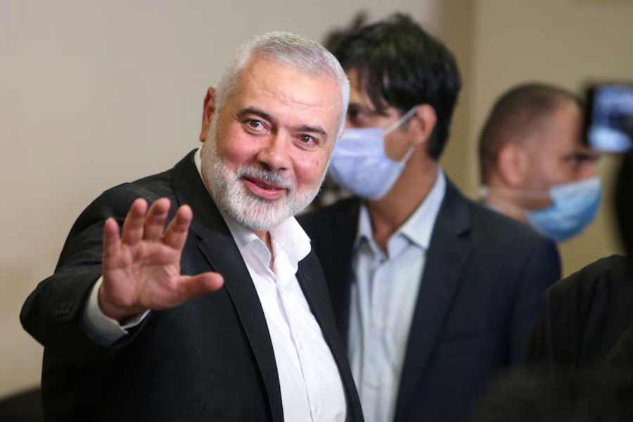 ‘রেভলিউশনারি গার্ড’ বাহিনীর দু’জন আধিকারিক জানিয়েছেন, ২০২০ সালে ইরানি পরমাণু বিজ্ঞানী মোহসেন ফাকরিহজাদেহকে নিখুঁত ভাবে রিমোট কন্ট্রোল মেশিনগানের সাহায্যে হত্যা করেছিল মোসাদ। একই পদ্ধতিতে খুন হয়েছেন হানিয়াও। তবে রিমোট কন্ট্রোল মেশিনগানের বদলে তাঁকে খুন করা হয়েছে রিমোট কন্ট্রোল বোমার সাহায্যে।