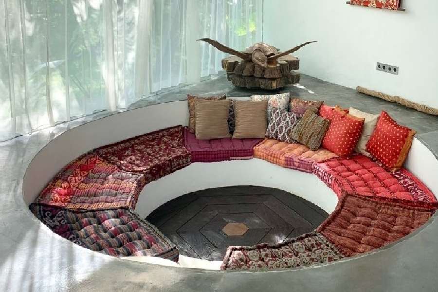 কুশন বদলেও অন্দরসজ্জা বদলানো যায়।