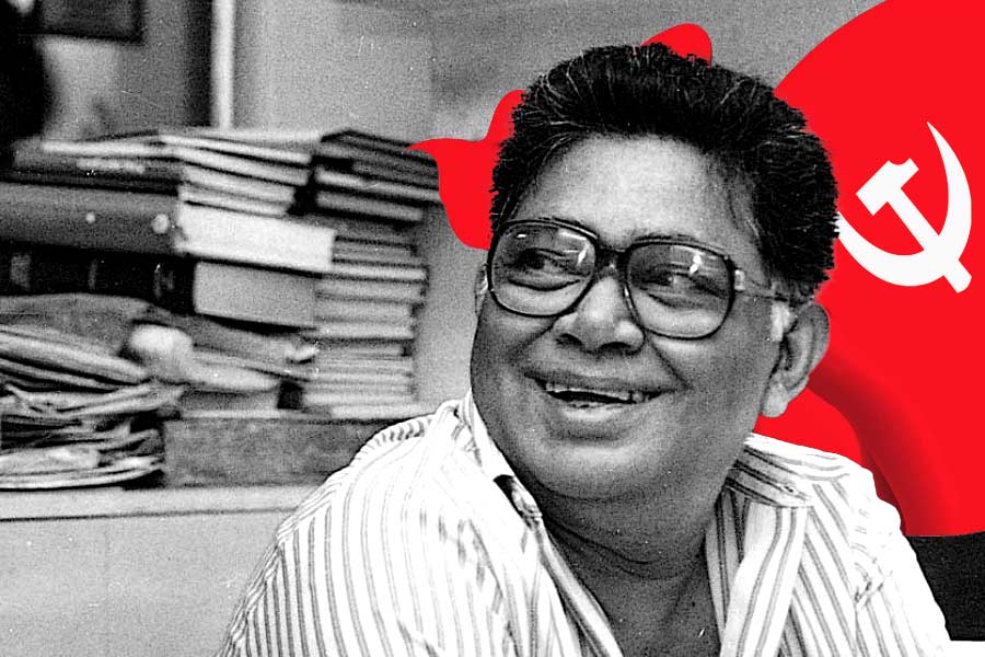 Collection of books of late writer Sunil Gangopadhyay has been given to CPM library