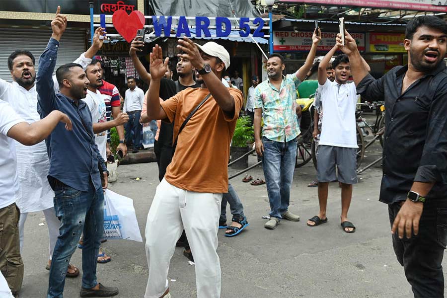 উৎসব: বাংলাদেশের প্রধানমন্ত্রী শেখ হাসিনার পদত্যাগ ও দেশ ছেড়ে যাওয়ার খবর আসতেই উল্লাস শহরে থাকা বাংলাদেশি নাগরিকদের। সোমবার, মার্কুইস স্ট্রিটে।