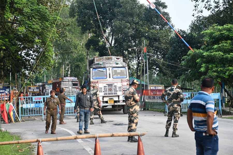 সোমবার বিকেলে গেট খুলে বাংলাদেশে আটকে পড়া ছ’টি ভারতীয় লরি এ পারে আনা হয় এবং চারটে খালি লরি এপারে ফেরত পাঠানো হয়।