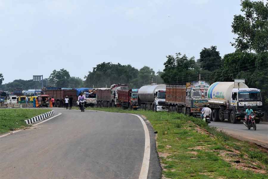 পুরুলিয়া মফস্স‌লের চাষমোড় এলাকায় যানজট।