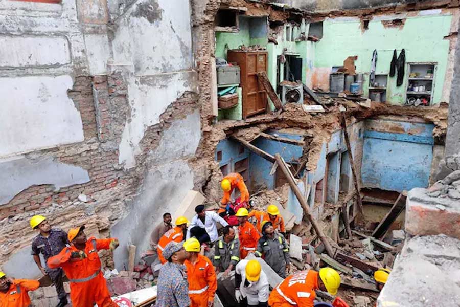 Two houses collapse near Kashi Vishwanath Temple, 1 woman dead