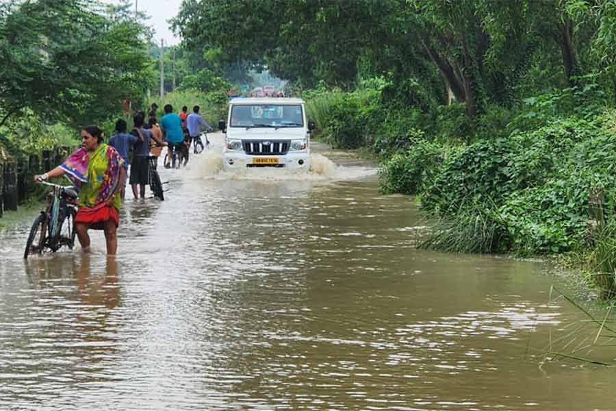 মায়াপুর-গড়েরঘাট পিচ রাস্তা টপকে জল বইছে। সোমবার বিকেলে খানাকুলের জগদীশতলায়।