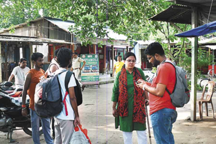 চ্যাংরাবান্ধা সীমান্তে আটকে এক ব্যক্তি ও তার স্ত্রী।