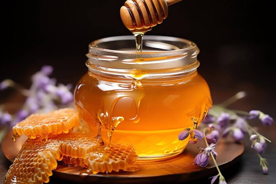 Three essential tips to keep honey safe and fresh for long time