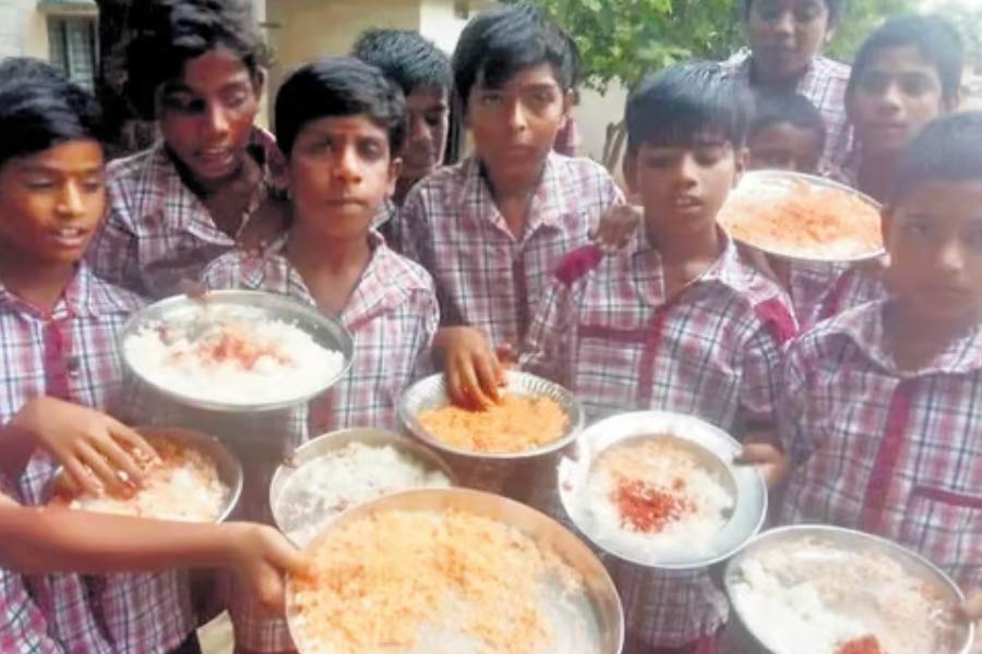 তেলঙ্গানার সরকারি স্কুলে মিড ডে মিল নিয়ে অভিযোগ। ছবি: সংগৃহীত।