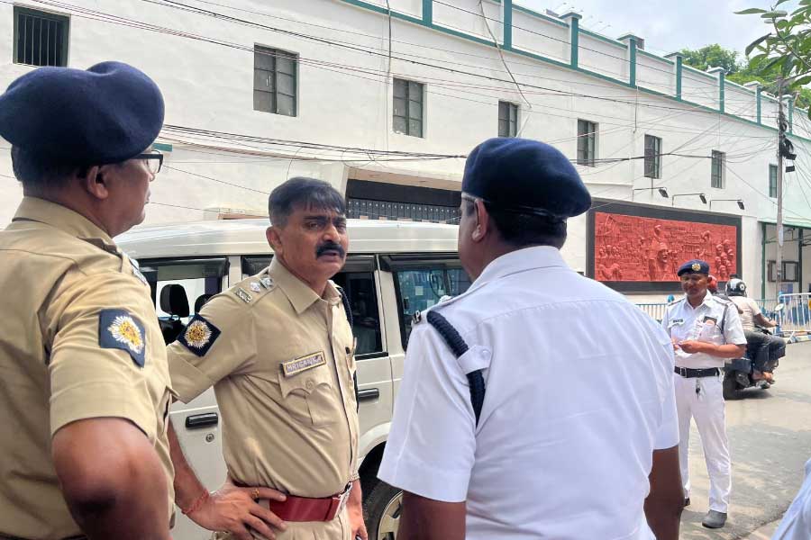 কলকাতায় বাংলাদেশ উপদূতাবাসের সামনে পুলিশি পাহারা।