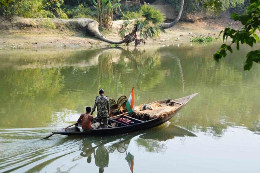 স্বরূপনগরের ভারত বাংলাদেশে সীমান্তে সোনাই নদীতে চলছে নজরদারি। ছবি: নির্মল বসু