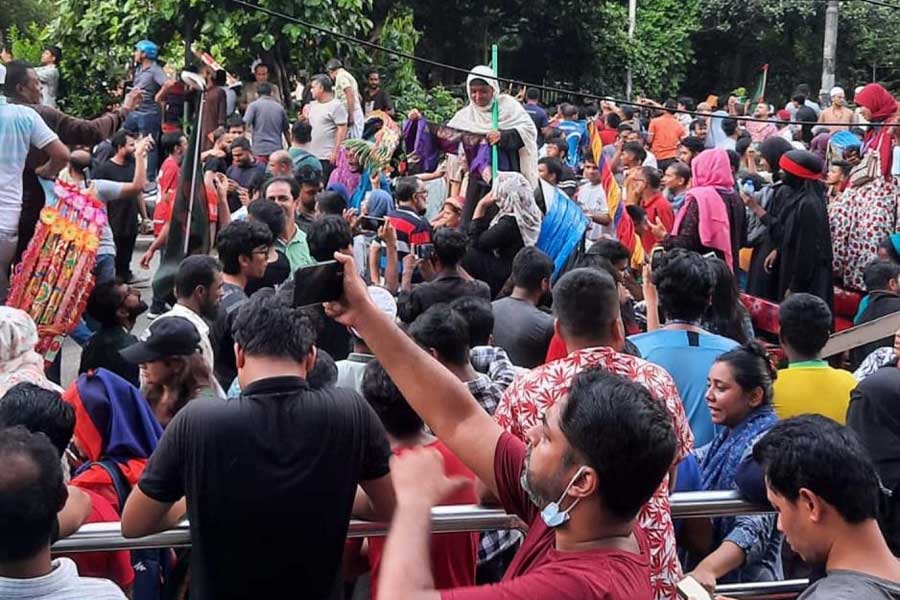 ঢাকা গণভবনের বাইরে লোকে লোকারণ্য। সোমবার। ছবি সৌজন্যে লেখক।