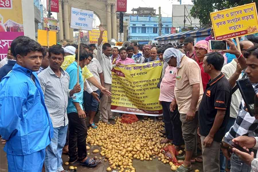 কার্জন গেট চত্বরে আলু চাষিদের বিক্ষোভ।