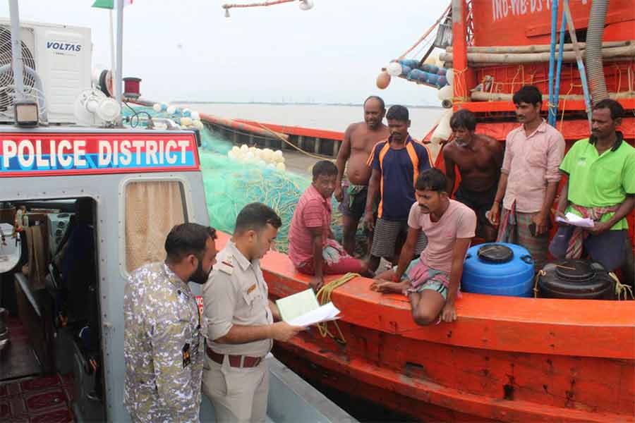 জলপথে ফ্রেজ়ারগঞ্জ উপকূলরক্ষী বাহিনী ও সুন্দরবন পুলিশ জেলার তরফে চলছে মৎস্যজীবীদের তথ্য যাচাই।