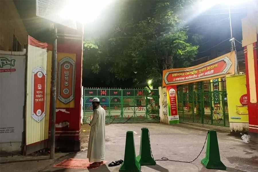 এ ভাবেই দেশের বিভিন্ন প্রান্তে সংখ্যালঘুদের ধর্মস্থান পাহারা দিচ্ছেন মুসলিমেরা।