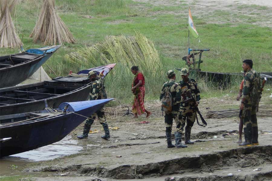 জলঙ্গির ভারত -বাংলাদেশ সীমান্তে নজর দারি বিএসএফের।