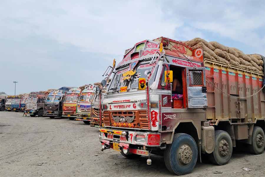 সীমান্ত বাণিজ্য কেন্দ্রের পার্কিং জোনে সার করে দাঁড়িয়ে আছে পেঁয়াজ বোঝাই ট্রাক।