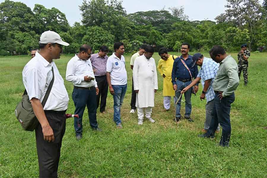 বিশ্বভারতীতে বৃক্ষরোপণ অনুষ্ঠান বাংলাদেশ ভবনের পরিবর্তে জগদীশ কাননে(পুরনো মেলার মাঠ)জায়গা দেখছেন ভারপ্রাপ্ত উপাচার্য