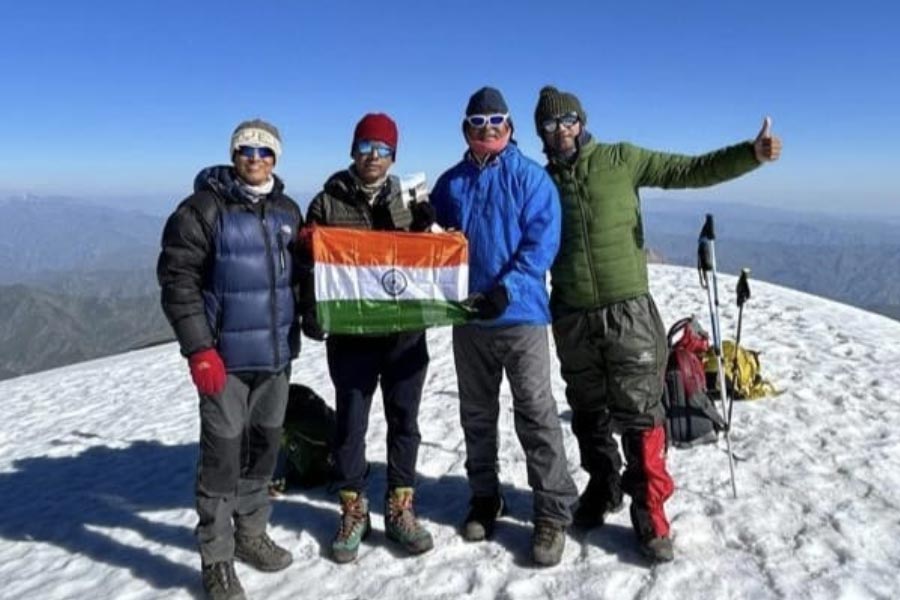 বাজারদুজু শৃঙ্গজয়ের পরে চার বাঙালি পর্বতারোহী।