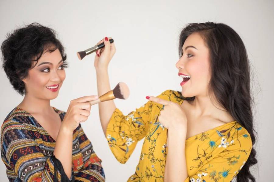 অন্যের মেকআপ ব্রাশ ব্যবহার করলে ত্বকের রোগের ঝুঁকি বাড়বে।