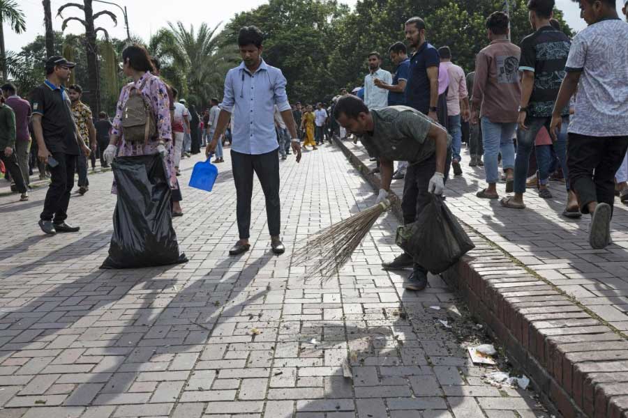 Students of Bangladesh cleaning roads and controlling traffic in Dhaka